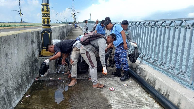 Personel Lanud RHF Tanjungpinang bersama UPT PPI Dinas PUPP Kepri bersihkan seputaran Jembatan Dompak