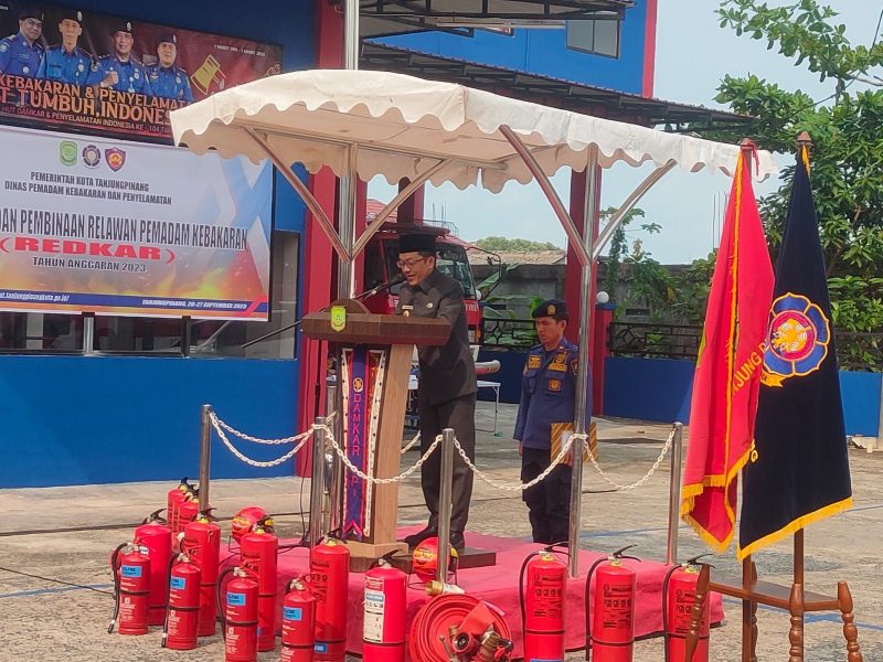 Pj Walikota Tanjungpinang Hasan ketika memberikan arahan pada pengukuhan Redkar di Kantor Damkar Tanjungpinang