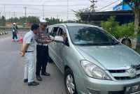 Kasatlantas Polres Bintan AKP Khafandi saat periksa kelengkapan kendaraan di Jln Lintas Barat Km 16