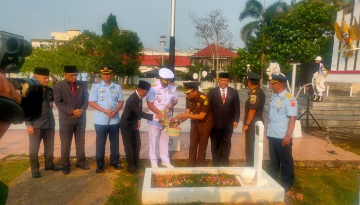 Peringati HUT TNI Ke 78, Bentuk Penghormatan Pahlawan Pj Walikota Hasan Mengikuti Ziarah Makam