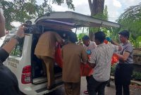 Pihak rumah sakit saat menggotong mayat Seorang laki laki di Jln Kesatrian Bawah Tanjungpinang