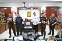 Pengembalian uang dari dua tersangka kasus korupsi proyek pembangunan infrastruktur BTS 4G Bakti Kominfo di Kejagung RI