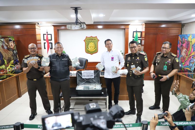 Pengembalian uang dari dua tersangka kasus korupsi proyek pembangunan infrastruktur BTS 4G Bakti Kominfo di Kejagung RI
