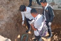 Satreskrim Polres Anambas saat melakukan olah TKP penemuan kerangka manusia