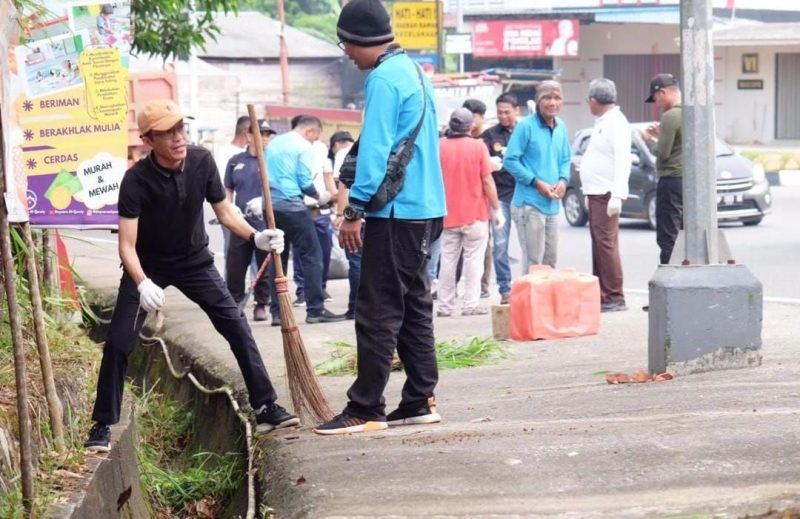 Pj Walikota Tanjungpinang Hasan ketika turun langsung saat Gotong Royong beberapa waktu lalu