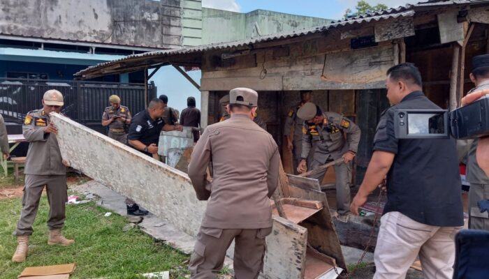 Satpol PP Tanjungpinang Bongkar Bangunan Liar Di Kawasan Jalan Bandara