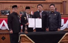 Kesepakatan bersama Pj Walikota Tanjungpinang bersama DPRD pada penetapan Perda, Kamis (28/12/2023)