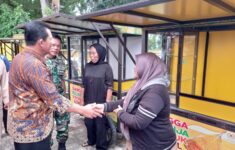 Secara simbolis Gubernur Kepri serahkan bantuan gerobak UMKM di Lapangan Pamedan, Jumat (29/12/2023)