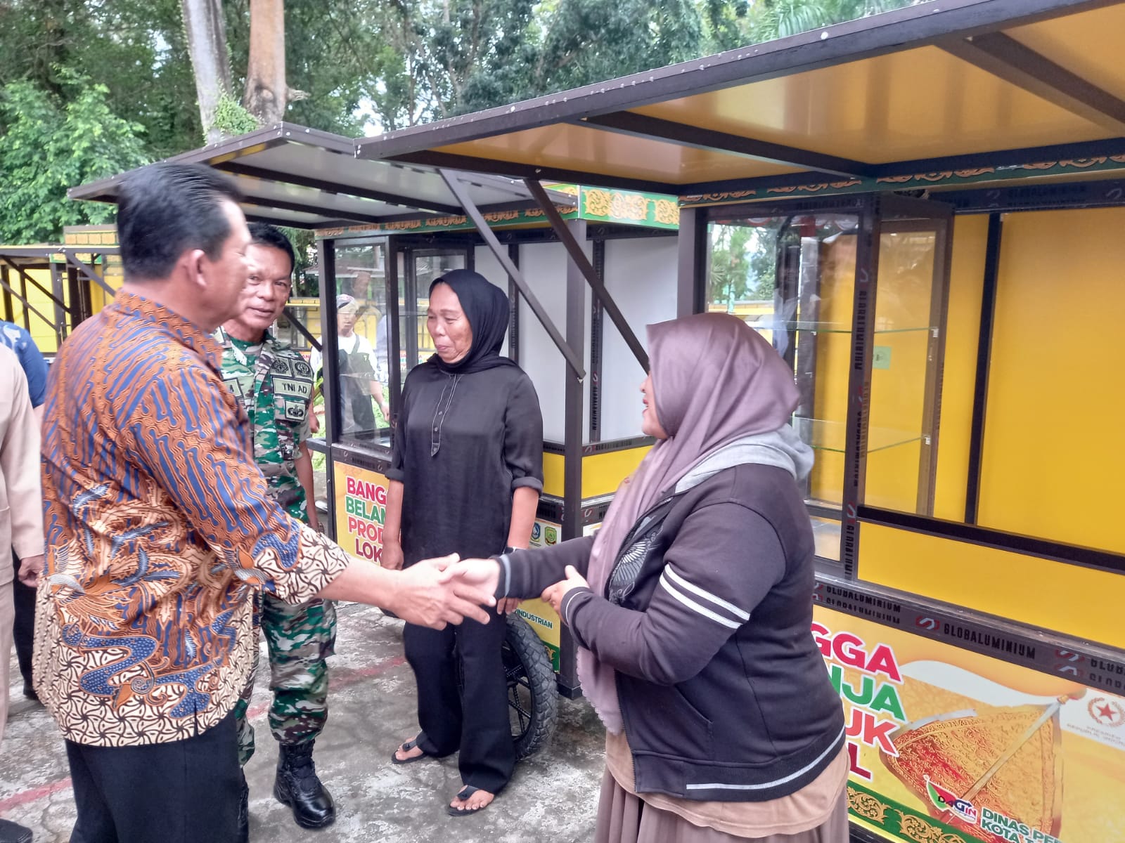Secara simbolis Gubernur Kepri serahkan bantuan gerobak UMKM di Lapangan Pamedan, Jumat (29/12/2023)