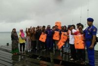 Satpolairud Polres Bintan saat mensosialisasikan keselamatan penumpang dengan menggunakan Life Jacket. (Foto. Ist)