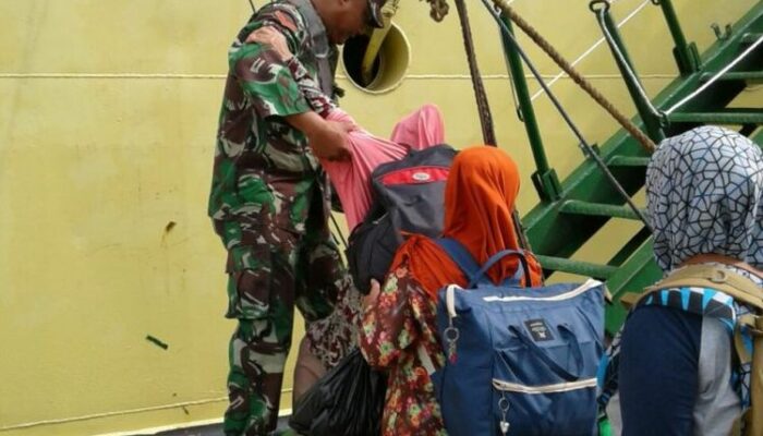 Kapal Sabuk Nusantara 48 Bersandar di Dabo, Babinsa Ramil 04/0315 Bintan Ingatkan Penumpang Selalu Berhati-hati