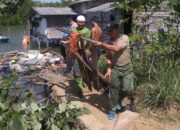 Babinsa Ramil 01/0315 Bintan Ikut Bantu Bersihkan Rumah Warga yang Roboh
