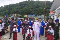 Asintel Guspurla Koarmada I Kolonel Laut (P) Ivong didampingi Komandan KRI YOS-353 Letkol Laut (P) Maman dan Komandan Lanal Tarempa Letkol Laut (P) Erfan saat Fhoto bersama (Pinni/HMK)
