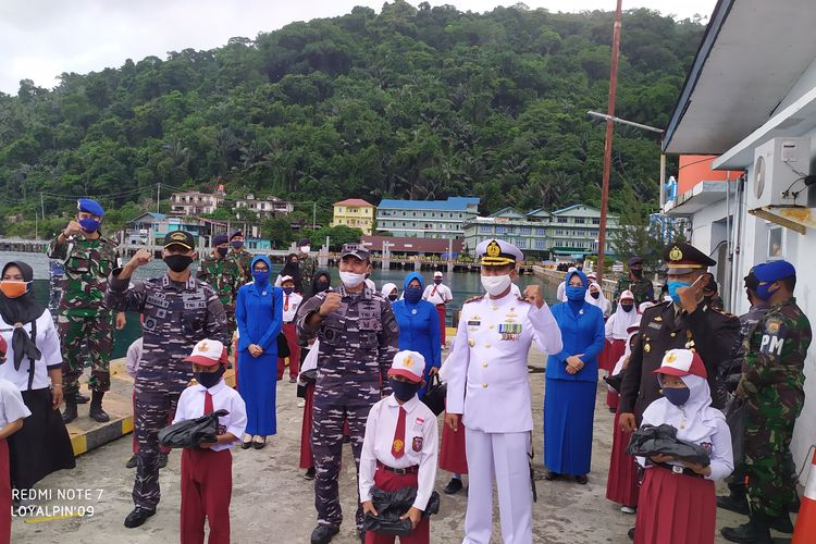 Asintel Guspurla Koarmada I Kolonel Laut (P) Ivong didampingi Komandan KRI YOS-353 Letkol Laut (P) Maman dan Komandan Lanal Tarempa Letkol Laut (P) Erfan saat Fhoto bersama (Pinni/HMK)
