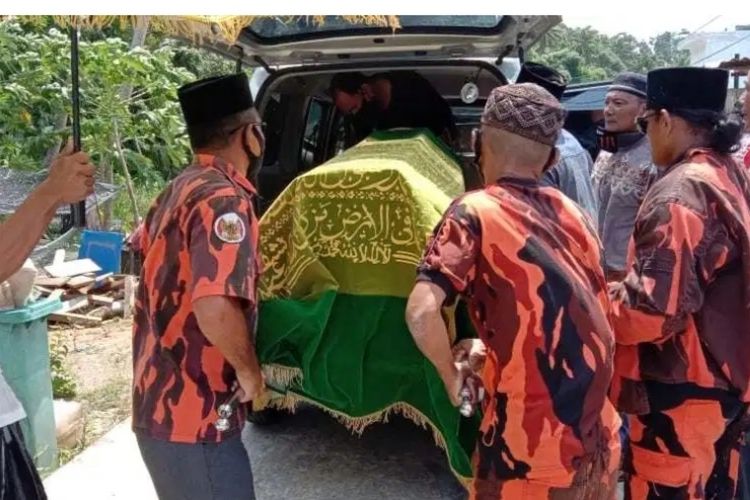 Anggota MPC PP KKA antarkan Jenazah Almarhum Suwardi Ke Pemakaman