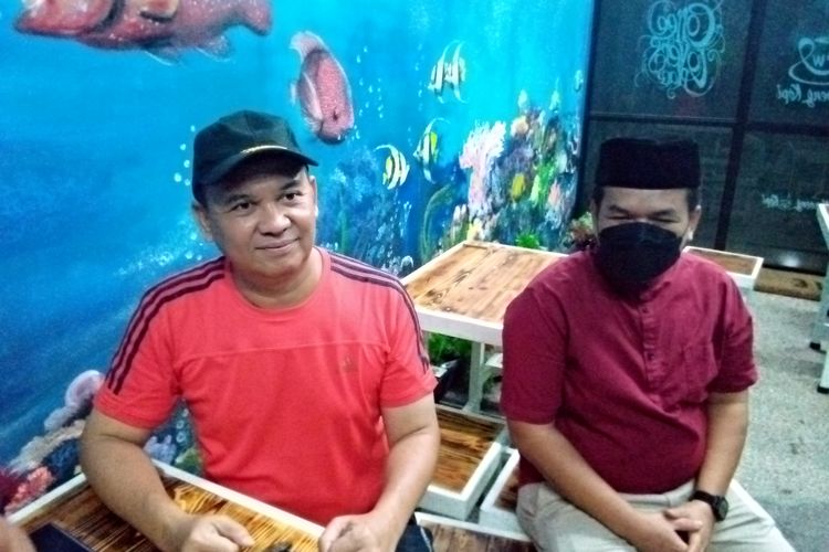 Joko Yuhono dan Bowo saat berada di Kedai Kopi WW ( foto: Indrapriyadi/HarianMemoKepri.com )