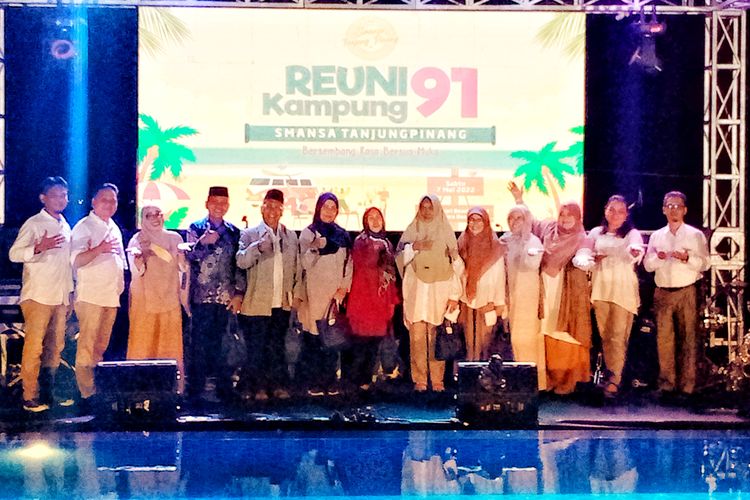 Para Guru dan Alumni Smansa Tanjungpinang ( Foto Indrapriyadi/HarianMemoKepri.com )