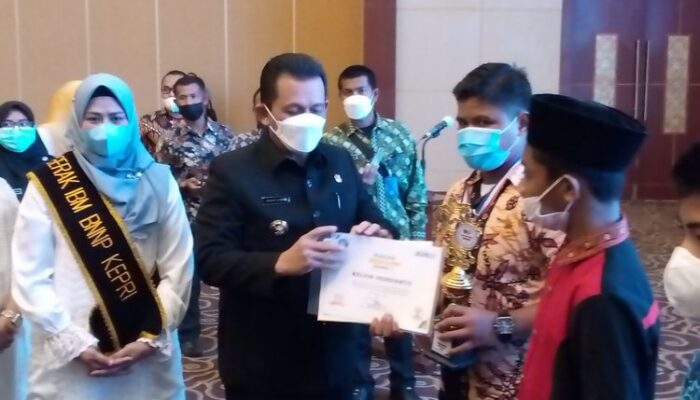 Gubernur Kepri Deklarasi Anti Narkoba dan Kukuhkan Kampung Bersinar