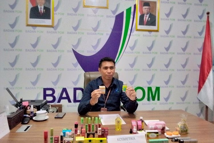 Kepala Loka POM Tanjungpinang menunjukkan produk kosmetik ilegal ( foto Indrapriyadi/HarianMemoKepri.com )