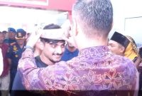 Sekda Tanjungpinang Zulhidayat memasang tanjak kepada Wisman tiba di pelabuhan Internasional SBP