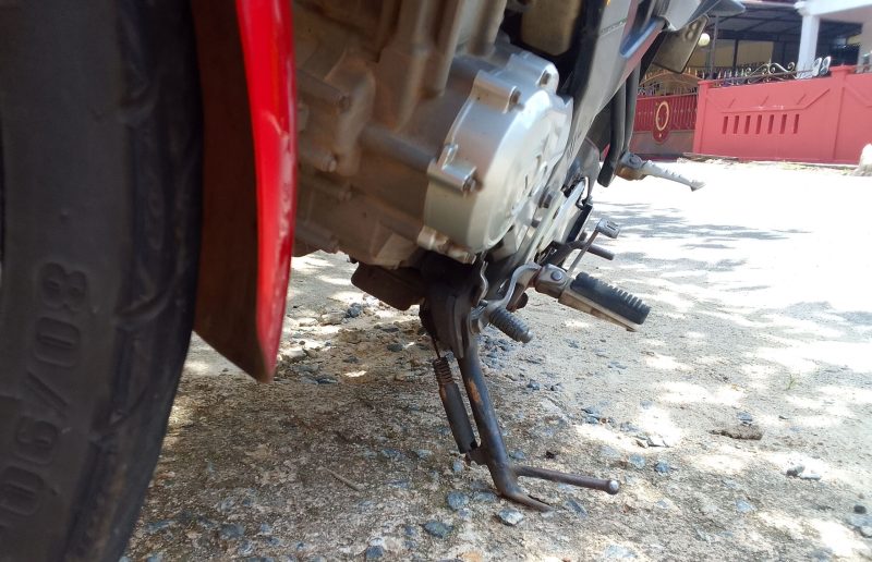 Contoh standar samping pada sepeda motor