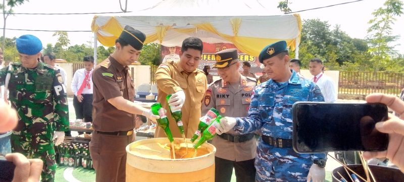 Bupati Bintan serta Kapolres Bintan dan FKPD musnahkan sejumlah botol Miras
