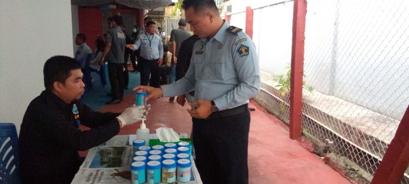 Salah seorang Pegawai Bapas Kelas II Tanjungpinang yang mengikuti Test Urine oleh BNNK Tanjungpinang