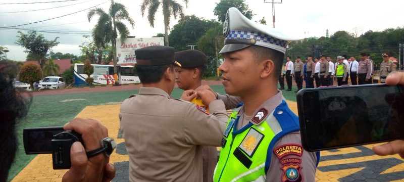 Dirbintibmas Korbinmas Baharkam Polri saat menyematkan bet Kepada Polisi RW