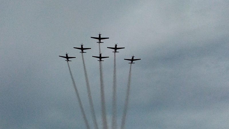 Aksi Jupiter Aerobatic Team saat mengudara di Langit Tanjungpinang