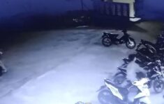 Maling Sikat Dua Motor Jamaah Masjid Terekam CCTV