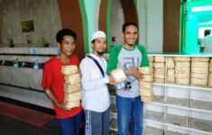 Masjid Agung Al Hikmah Tanjungpinang Bagikan Daging Kurban Berwadah Besek Bambu