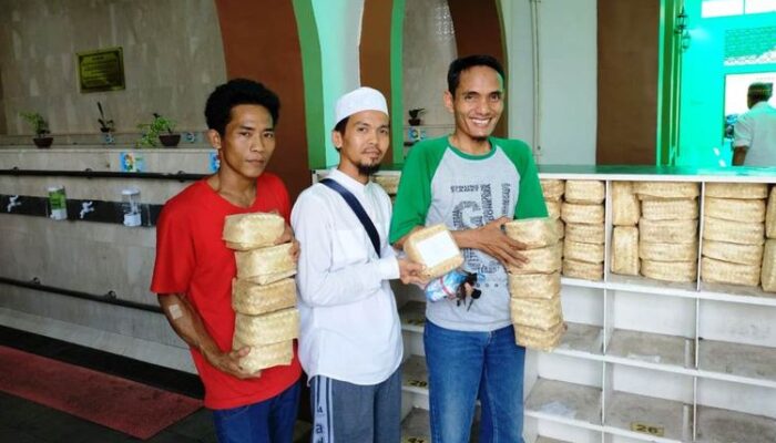 Masjid Agung Al Hikmah Tanjungpinang Bagikan Daging Kurban Berwadah Besek Bambu