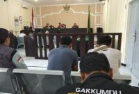 Petugas dari Sentra Penegakan Hukum Terpadu Tanjungpinang memantau persidangan perkara politik uang pemilu di PN tanjungpinang