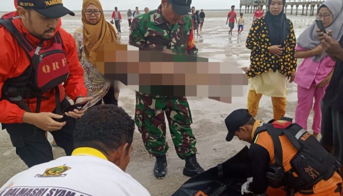 Babinsa Pengudang Evakuasi Korban Tenggelam di Pantai Senggiling Batu Junjung Pengudang Kabupaten Bintan
