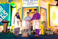 Penyerahan piala bergilir STQH ke XVII tingkat Kota Tanjungpinang kepada Kecamatan Tanjungpinang Timur