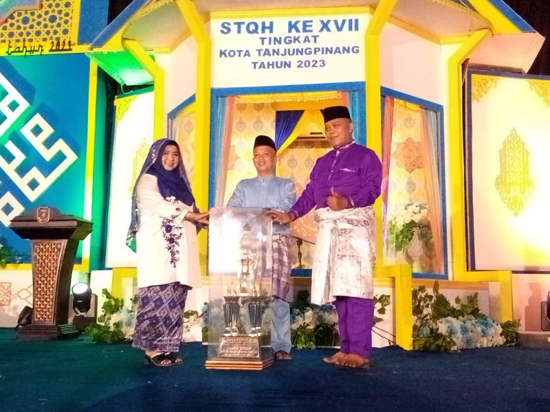 Penyerahan piala bergilir STQH ke XVII tingkat Kota Tanjungpinang kepada Kecamatan Tanjungpinang Timur