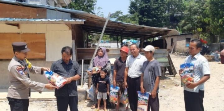 Aipda M.Thohir ketika menyerahkan bantuan sembako berupa beras 5 Kg kepada warga Kampung Seraya Kecamatan Batu Ampar Kota Batam