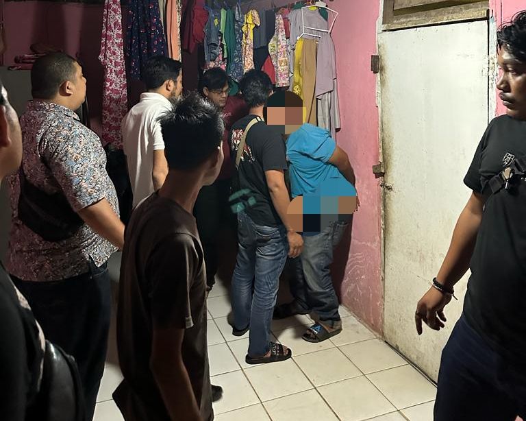 Unit Reskrim Polsek Lubuk Baja saat meringkus pelaku penipuan di kediamannya
