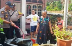 Polres Tanjungpinang Distribusikan Air Bersih ke Warga Bukit Cermin