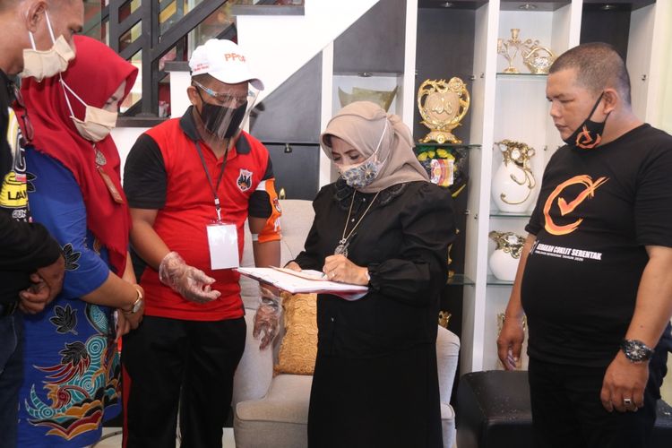 Hj Rahma memeriksa data dari KPU