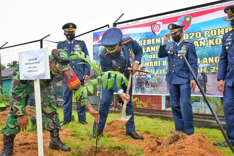 Danlanud RHF Tanjungpinang Kolonel Pnb Andi Wijanarko Menanam Pohon Sukun Serentak