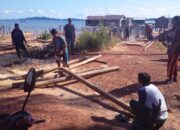 Warga Desa Linau Antusias Gotong Royong Perbaiki Pelabuhan yang Rusak