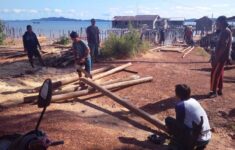 Warga Desa Linau Antusias Gotong Royong Perbaiki Pelabuhan yang Rusak
