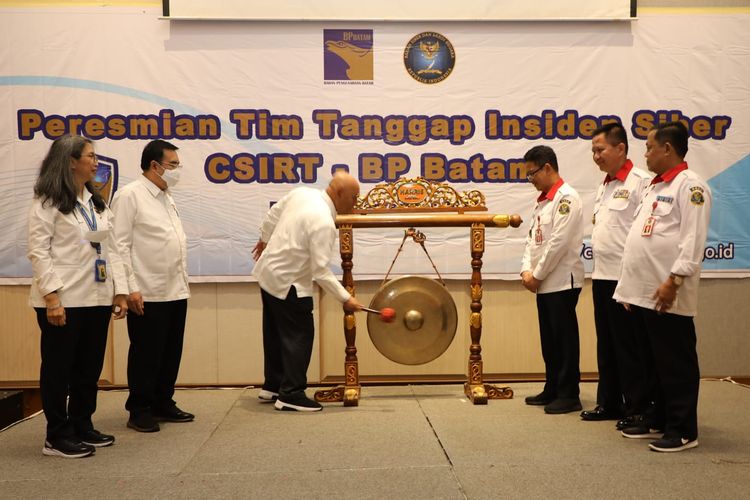 Pemukulan gong oleh Anggota Bidang Administrasi dan Keuangan BP Batam Wahjoe Triwidijo Koentjoro pada Peresmian Tim Tanggap Insiden Siber CSIRT - BP Batam