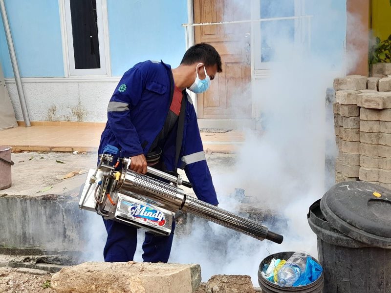 Team fogging saat melakukan pengasapan di Perumahan Cipta Asri