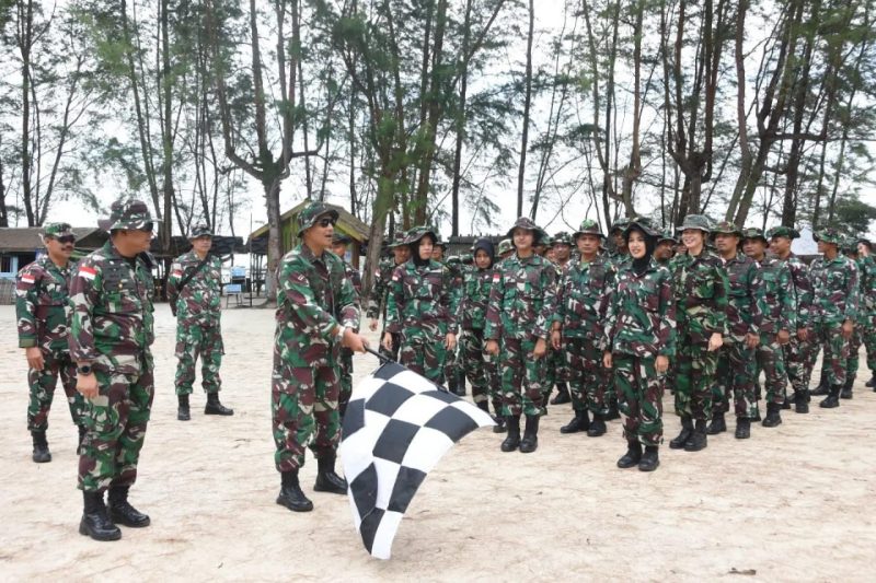 Personel Lanud RHF saat mengikuti family gathering di Pantai Trikora 3 Bintan