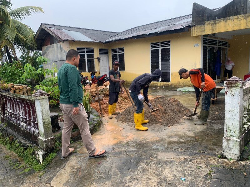 Bahan material yang sudah tiba untuk memperbaiki tanah longsor dan batu mirin