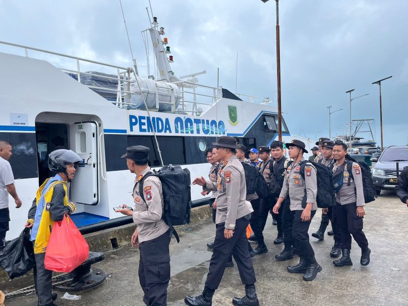 Personel Polres Natuna ketika berangkat ke Pulau Serasan dengan menggunakan kapal Mv.Indra Perkasa