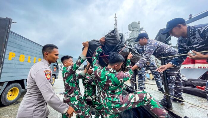 Koarmada l Kerahkan KRI dan Pasukan Bantu Korban Bencana Tanah Longsor di Pulau Serasan