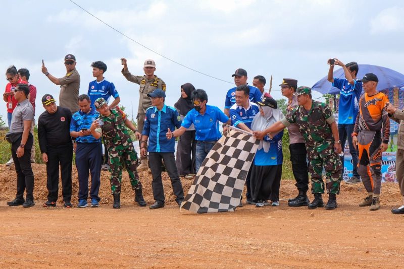 Walikota Tanjungpinang ketika membuka kejuaraan Motocross